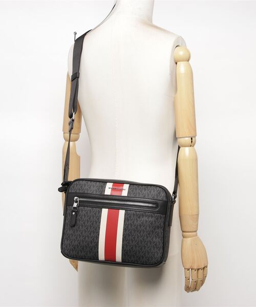 MICHAEL KORS（マイケルコース）の「HUDSON カメラバッグ