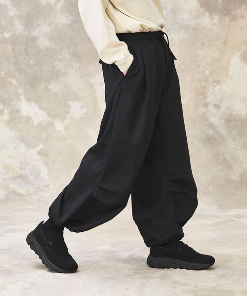 PUBLIC TOKYO（パブリックトウキョウ）の「ポリカルゼバルーンワイドカーゴパンツ（カーゴパンツ・メンズ・ブラック/ベージュ・1/2）」の2枚目の写真