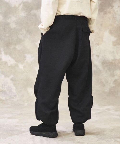 PUBLIC TOKYO（パブリックトウキョウ）の「ポリカルゼバルーンワイドカーゴパンツ（カーゴパンツ・メンズ・ブラック/ベージュ・1/2）」の3枚目の写真