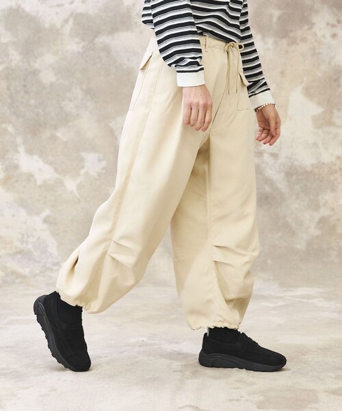 PUBLIC TOKYO（パブリックトウキョウ）の「ポリカルゼバルーンワイドカーゴパンツ（カーゴパンツ・メンズ・ブラック/ベージュ・1/2）」の4枚目の写真