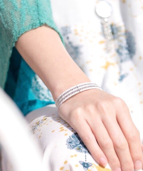 チャイハネ(チャイハネ)の「【チャイハネ】ミティバングル(バングル/リストバンド・レディース・ホワイト/ピンク/イエロー/ブルー・FREE)」の2枚目の写真