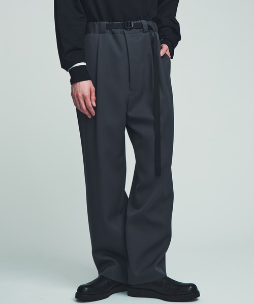 UJOH(ウジョー)の「Tape-Belt 1 Tuck PNT(スラックス・メンズ・ダークグレー/ブラック・2/3)」の1枚目の写真