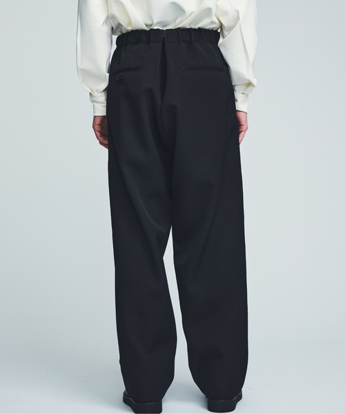 UJOH（ウジョー）の「Tape-Belt 1 Tuck PNT（スラックス）」 - WEAR
