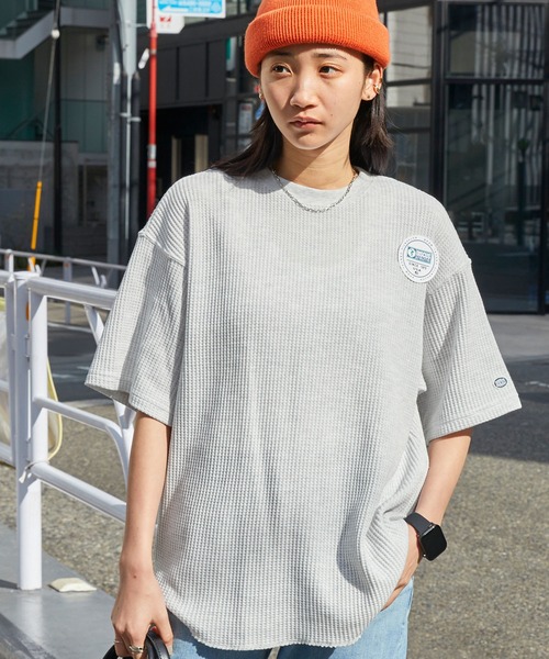 DISCUS ATHLETIC(ディスカス アスレチック)の「DISCUS ATHLETIC/ディスカス アスレチック ロゴワッペン ワッフルオーバーサイズ半袖Tシャツ(Tシャツ/カットソー・レディース・グリーン/ベージュ/オレンジ/スミクロ/オートミール/オフホワイト・M)」の5枚目の写真