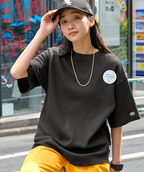 DISCUS ATHLETIC(ディスカス アスレチック)の「DISCUS ATHLETIC/ディスカス アスレチック ロゴワッペン ワッフルオーバーサイズ半袖Tシャツ(Tシャツ/カットソー・レディース・グリーン/ベージュ/オレンジ/スミクロ/オートミール/オフホワイト・M)」の3枚目の写真