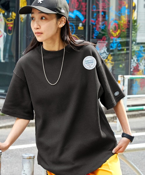 DISCUS ATHLETIC(ディスカス アスレチック)の「DISCUS ATHLETIC/ディスカス アスレチック ロゴワッペン ワッフルオーバーサイズ半袖Tシャツ(Tシャツ/カットソー・レディース・グリーン/ベージュ/オレンジ/スミクロ/オートミール/オフホワイト・M)」の14枚目の写真