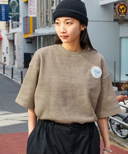 DISCUS ATHLETIC(ディスカス アスレチック)の「DISCUS ATHLETIC/ディスカス アスレチック ロゴワッペン ワッフルオーバーサイズ半袖Tシャツ(Tシャツ/カットソー・レディース・グリーン/ベージュ/オレンジ/スミクロ/オートミール/オフホワイト・M)」の22枚目の写真