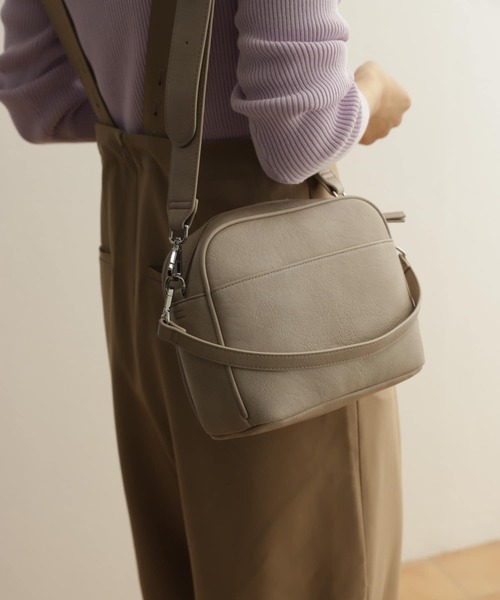 URBAN RESEARCH DOORS（アーバンリサーチドアーズ）の「2WAYスクエアショルダーバッグ（ショルダーバッグ・レディース・ブラック/ベージュ系その他・-）」の14枚目の写真