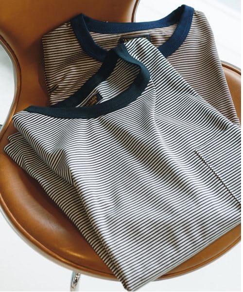 A VONTADE（アボンタージ）の「*A VONTADE × BEAMS F / 別注 ミニボーダー ポケットTシャツ（Tシャツ/カットソー・メンズ・ネイビー/ブラック・M/L/S）」の2枚目の写真