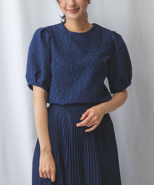 NARACAMICIE（ナラカミーチェ）の「フラワーふくれジャガードクルーネック半袖ブラウス（シャツ/ブラウス・レディース・ホワイト/ブルー・M/S/L/LL）」の4枚目の写真