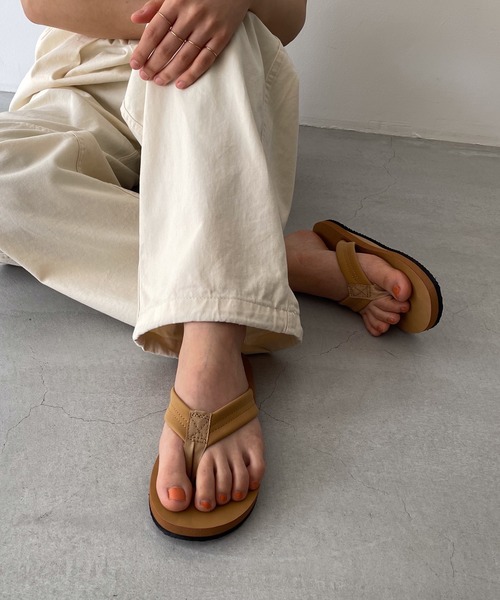 CANAL JEAN（キャナルジーン）の「El mar　フェイクレザートングサンダル（サンダル・レディース・イエロー/ピンク/アイボリー/グレー/ブラック・MEDIUM/LARGE/X-LARGE/XX-LARGE）」の4枚目の写真