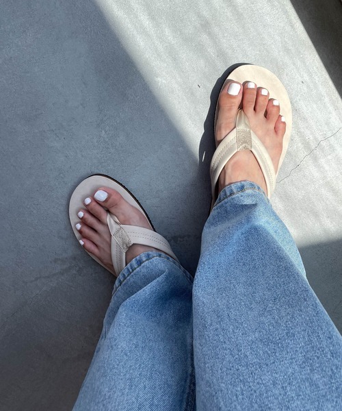 CANAL JEAN（キャナルジーン）の「El mar　フェイクレザートングサンダル（サンダル・レディース・イエロー/ピンク/アイボリー/グレー/ブラック・MEDIUM/LARGE/X-LARGE/XX-LARGE）」の2枚目の写真