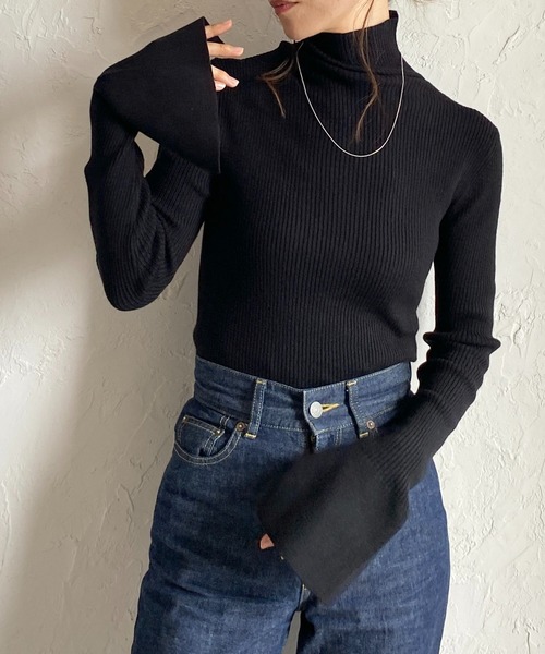 She's Closet(シーズクローゼット)の「袖フレアタイトハイネック長袖ベルスリーブタートルリブニットプルオーバー(ニット/セーター・レディース・レッド/ブラック×ホワイト/ブルー/ブラック/アイボリー/グレー/ペールイエロー・FREE)」の3枚目の写真