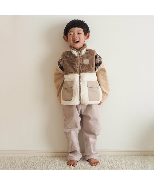 apres les cours(アプレレクール)の「【ユニセックス】バイカラーファーフリースベスト(ダウンベスト・キッズ・レッド/ベージュ/ピンク・90/130/110)」の6枚目の写真