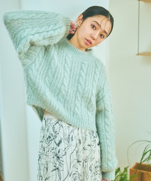 mysty woman（ミスティウーマン）の「ラメフェザーケーブルニット 988040（ニット/セーター・レディース・オフホワイト/ブラウン系その他/グレイッシュブルー・FREE）」の3枚目の写真