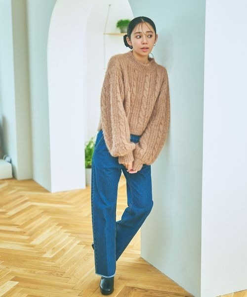 mysty woman（ミスティウーマン）の「ラメフェザーケーブルニット 988040（ニット/セーター・レディース・オフホワイト/ブラウン系その他/グレイッシュブルー・FREE）」の4枚目の写真