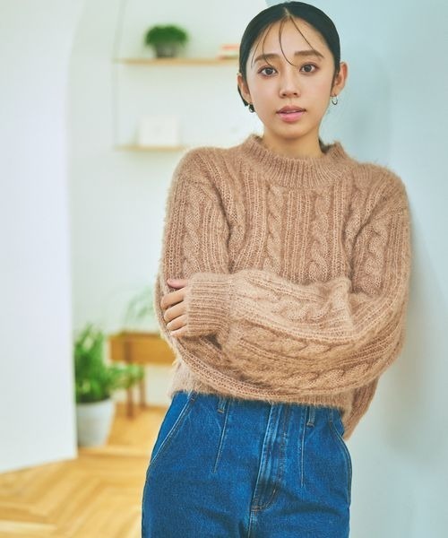 mysty woman（ミスティウーマン）の「ラメフェザーケーブルニット 988040（ニット/セーター・レディース・オフホワイト/ブラウン系その他/グレイッシュブルー・FREE）」の5枚目の写真