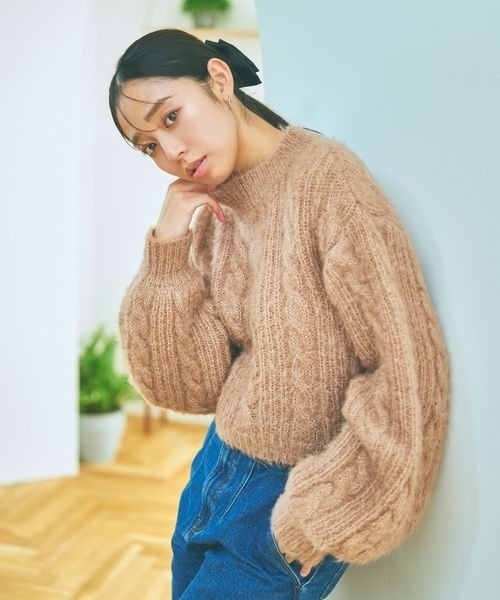 mysty woman（ミスティウーマン）の「ラメフェザーケーブルニット 988040（ニット/セーター・レディース・オフホワイト/ブラウン系その他/グレイッシュブルー・FREE）」の6枚目の写真