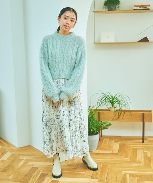 mysty woman（ミスティウーマン）の「ラメフェザーケーブルニット 988040（ニット/セーター・レディース・オフホワイト/ブラウン系その他/グレイッシュブルー・FREE）」の7枚目の写真