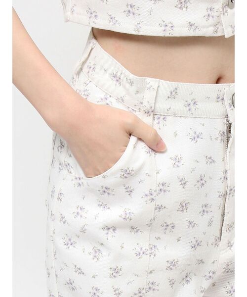 CALNAMUR(カルナムール)の「フラワーストレートパンツ(その他パンツ・レディース・ホワイト/ブルー・SMALL/MEDIUM)」の9枚目の写真