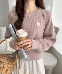 【mily bilet】ヘルシーな肌見せで抜け感をプラス。肩スリット胸刺繍ニットプルオーバー