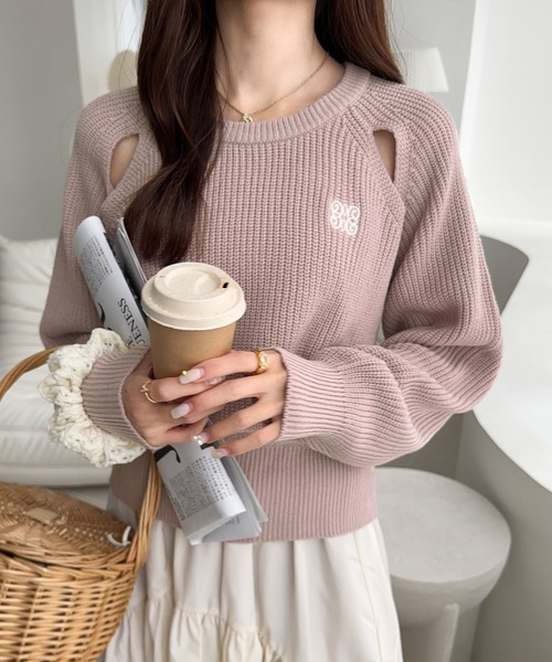 mily bilet(ミウィビレット)の「【mily bilet】ヘルシーな肌見せで抜け感をプラス。肩スリット胸刺繍ニットプルオーバー(ニット/セーター・レディース・グレー/チャコールグレー/アイボリー/ピンク/ブルー・X-LARGE/SMALL/MEDIUM/LARGE)」の5枚目の写真
