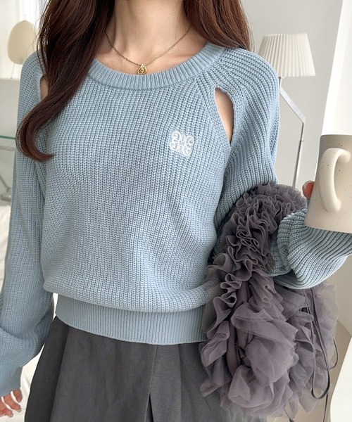 mily bilet(ミウィビレット)の「【mily bilet】ヘルシーな肌見せで抜け感をプラス。肩スリット胸刺繍ニットプルオーバー(ニット/セーター・レディース・グレー/チャコールグレー/アイボリー/ピンク/ブルー・X-LARGE/SMALL/MEDIUM/LARGE)」の4枚目の写真