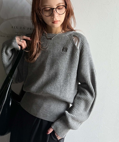mily bilet(ミウィビレット)の「【mily bilet】ヘルシーな肌見せで抜け感をプラス。肩スリット胸刺繍ニットプルオーバー(ニット/セーター・レディース・グレー/チャコールグレー/アイボリー/ピンク/ブルー・X-LARGE/SMALL/MEDIUM/LARGE)」の11枚目の写真