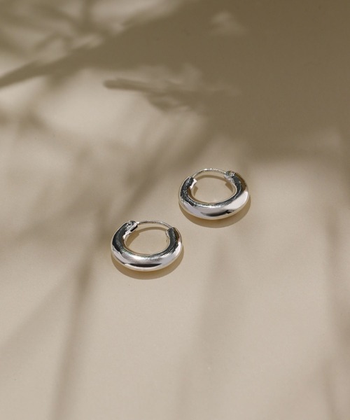 niko and...(ニコアンド)の「Silver925 アーチピアス(ピアス(両耳用)・レディース・グレー・0)」の1枚目の写真