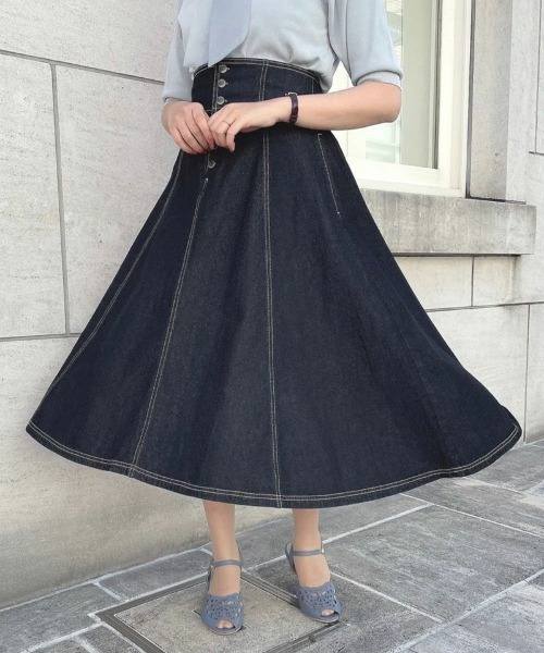an another angelus（アンアナザーアンジェラス）の「フロント釦デニムフレアースカート/ananotherangelus（デニムスカート・レディース・インディゴブルー/ブラック/ライトブルー・FREE）」の2枚目の写真