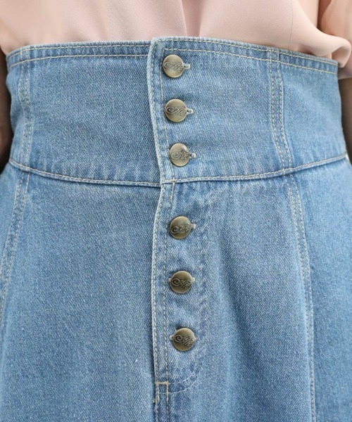 an another angelus（アンアナザーアンジェラス）の「フロント釦デニムフレアースカート/ananotherangelus（デニムスカート・レディース・インディゴブルー/ブラック/ライトブルー・FREE）」の5枚目の写真