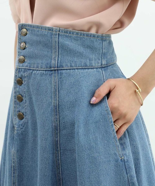 an another angelus（アンアナザーアンジェラス）の「フロント釦デニムフレアースカート/ananotherangelus（デニムスカート・レディース・インディゴブルー/ブラック/ライトブルー・FREE）」の6枚目の写真