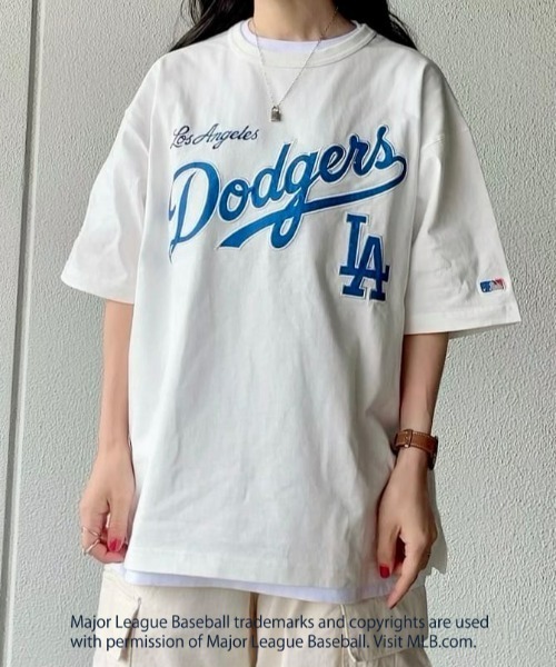 MLB(メジャーリーグベースボール)の「【MLB】別注ワッペン刺繍Tシャツ(Tシャツ/カットソー・メンズ・ホワイト×ブルー/ブラック×レッド/ロイヤルブルー/ホワイト×レッド/ブラック×ホワイト/ブルー/グレー/ブラウン/ネイビー・M/L/XL)」の2枚目の写真