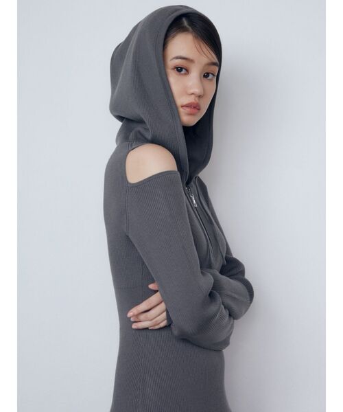 EMODA（エモダ）の「カットアウトフードニットワンピース（ワンピース・レディース・ブラック/ベージュ/グレー・FREE）」の17枚目の写真