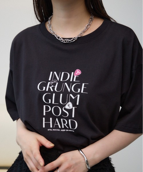 AZUL by moussy（アズールバイマウジー）の「リピートロゴＴシャツ（Tシャツ/カットソー・レディース・オフホワイト/ライトグリーン/チャコールグレー/ブラック・MEDIUM/SMALL）」の3枚目の写真