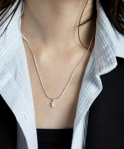 TEN.(テン)の「SILVER925 ドローイングアルファベットチャーム(チャーム・レディース・シルバー・S/M/L/A/B/C/D/E/F/G/H/I/J/K/N/O/P/Q/R/T/U/V/W/X/Y/Z)」の4枚目の写真