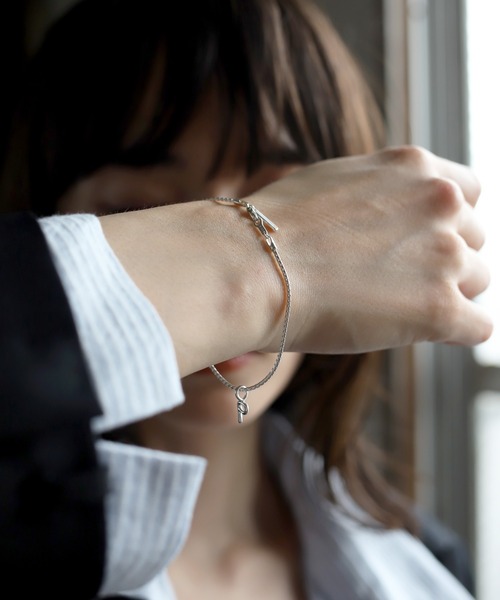 TEN.(テン)の「SILVER925 ドローイングアルファベットチャーム(チャーム・レディース・シルバー・S/M/L/A/B/C/D/E/F/G/H/I/J/K/N/O/P/Q/R/T/U/V/W/X/Y/Z)」の3枚目の写真