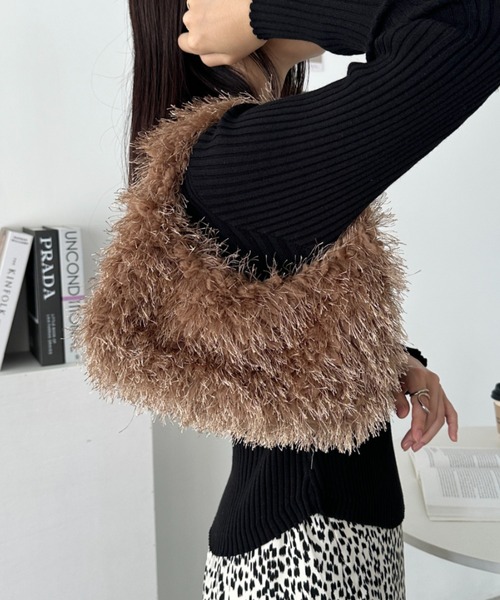 CLEA（クレア）の「シャギーファーハンドバッグ（ハンドバッグ・レディース・アイボリー/ブラック/チャコールグレー/ホワイト/ブラウン・FREE）」の2枚目の写真