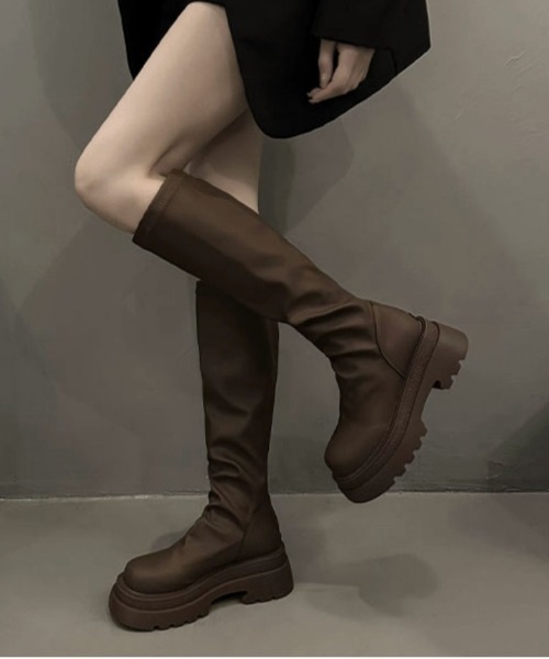 .KOM（ドットコム）の「『.KOM/ドットケーオーエム』バックジップロングブーツ【Y】【CN】（ブーツ・レディース・ブラウン/ブラック・24.5cm/23.5cm）」の2枚目の写真