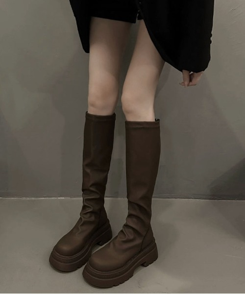 .KOM（ドットコム）の「『.KOM/ドットケーオーエム』バックジップロングブーツ【Y】【CN】（ブーツ・レディース・ブラウン/ブラック・24.5cm/23.5cm）」の6枚目の写真