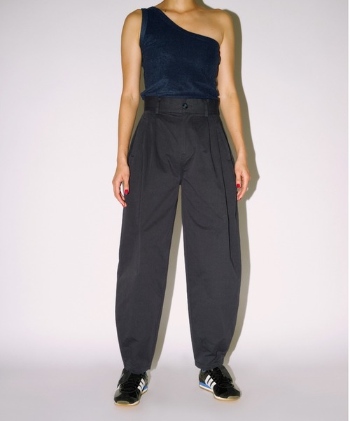 null.（ヌル）の「レザーポケットコクーンチノパンツ（チノパンツ・レディース・アイボリー/ネイビー・SMALL/MEDIUM）」の3枚目の写真