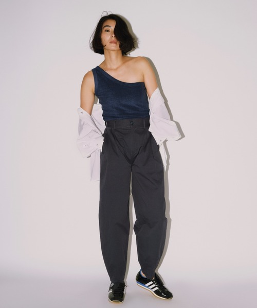 null.（ヌル）の「レザーポケットコクーンチノパンツ（チノパンツ・レディース・アイボリー/ネイビー・SMALL/MEDIUM）」の4枚目の写真