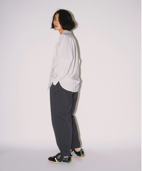 null.（ヌル）の「レザーポケットコクーンチノパンツ（チノパンツ・レディース・アイボリー/ネイビー・SMALL/MEDIUM）」の6枚目の写真