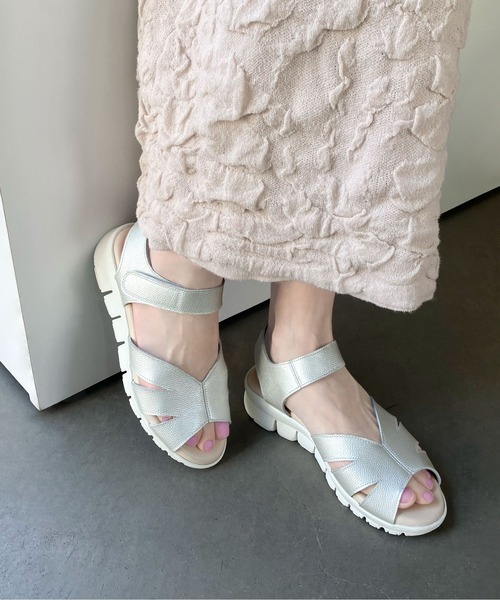 enchanted（エンチャンテッド）の「クロスアッパーセパレートサンダル（サンダル・レディース・シルバー/ブラック/アイボリー・22.5/23/23.5/24/24.5）」の3枚目の写真