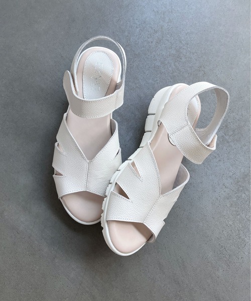enchanted（エンチャンテッド）の「クロスアッパーセパレートサンダル（サンダル・レディース・シルバー/ブラック/アイボリー・22.5/23/23.5/24/24.5）」の2枚目の写真