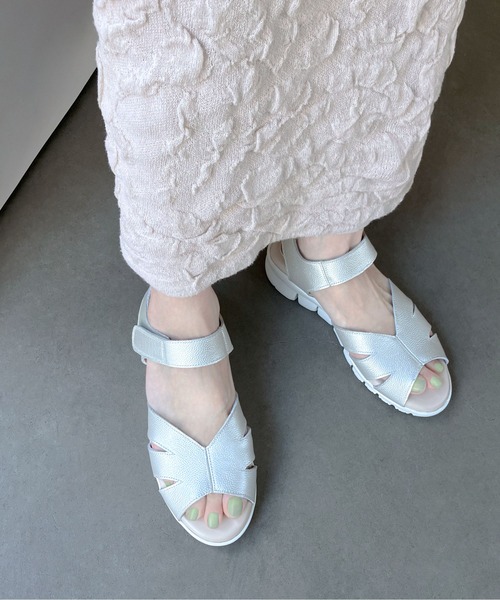 enchanted（エンチャンテッド）の「クロスアッパーセパレートサンダル（サンダル・レディース・シルバー/ブラック/アイボリー・22.5/23/23.5/24/24.5）」の22枚目の写真