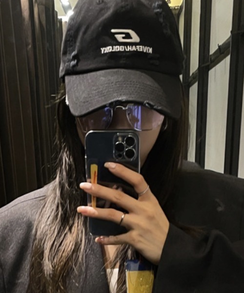 DEVICE（デバイス）の「【 2025SS NEW CAP 】ダメージ スプレー  刺繍 ロゴ カモフラージュ 迷彩 ベースボール Y2K 韓国 古着風 ストリート キャップ HEADWEAR ヘッドウェア 韓国ファッション 韓国ストリート ストリートファッション Y2K（キャップ・レディース・ブラック/ブラウン/レッド/サックスブルー/ブルー/ストーン/グリーン系カモフラージュ/ブラック×ホワイト/グレー系カモフラージュ/チェリーレッド/ダークグレー・FREE）」の2枚目の写真