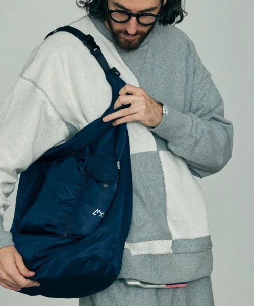 CMF OUTDOOR GARMENT(シーエムエフアウトドアガーメント)の「CMF OUTDOOR GARMENT/シーエムエフ アウトドアガーメント ROLL BAG ロールバッグ(ショルダーバッグ・メンズ・ブラック/ネイビー/カーキ・F)」の7枚目の写真