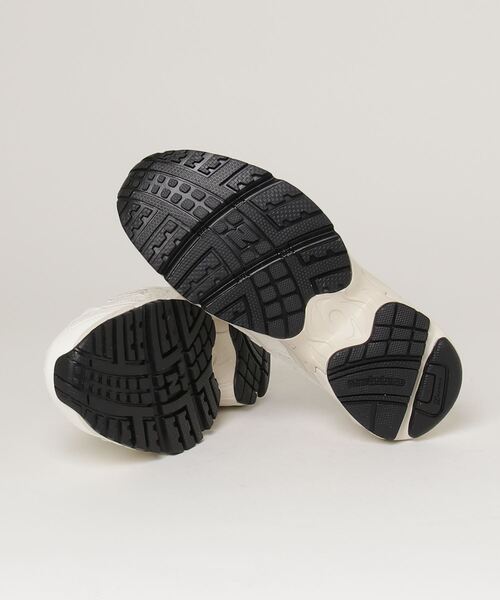 NEW BALANCE（ニューバランス）の「725（スニーカー・レディース・ホワイト×ブラック/ホワイト系その他・22.5cm/23.5cm/24.5cm/25.5cm/26.5cm/27.5cm/28.5cm/30.0cm/23.0cm/24.0cm/25.0cm/26.0cm/27.0cm/28.0cm/29.0cm/22.0cm）」の8枚目の写真