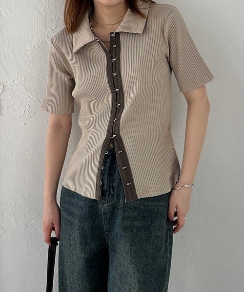 solleim(ソルレム)の「フロントホックポロトップス(Tシャツ/カットソー・レディース・オフホワイト/チャコール/ベージュ・M/L)」の1枚目の写真